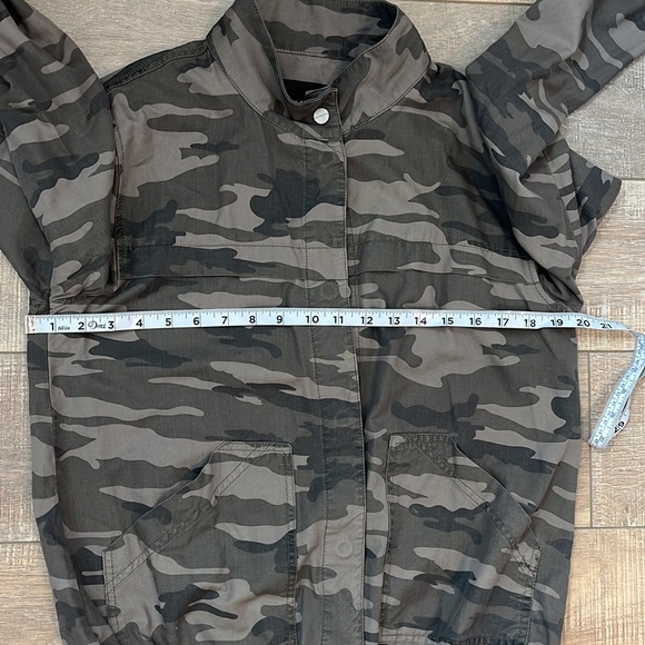 Sanctuary Camo print long sleeve button up waist length jacket with pockets M - Picture 12 of 13